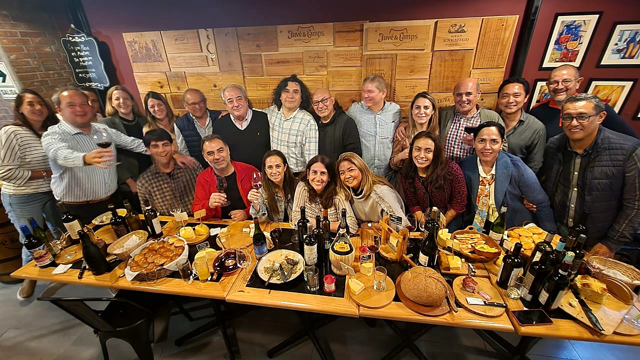 Encuentro de profesionales y aficionados al vino en La Mostum House