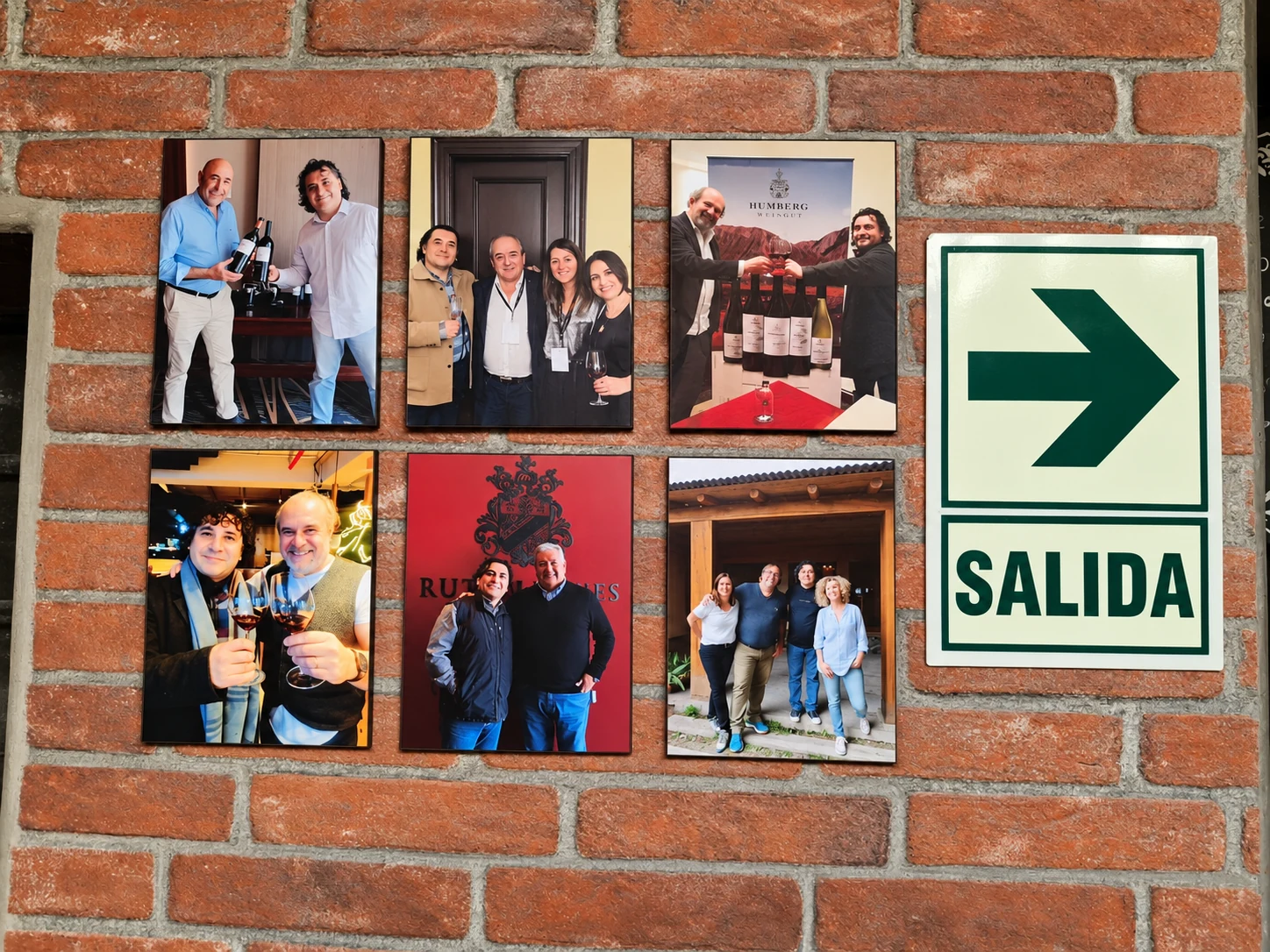 Pared de fotografías y recuerdos de Mostum