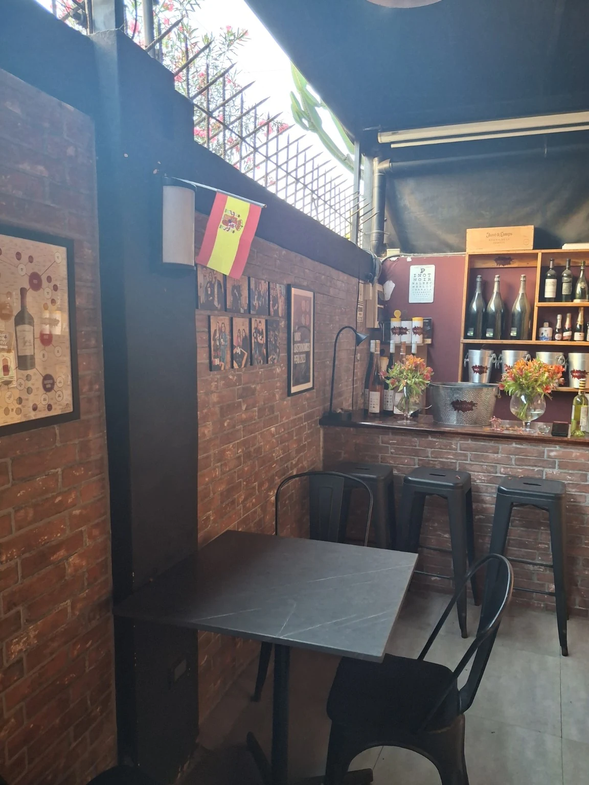 Rincón de La Mostum House con mesa y barra al fondo