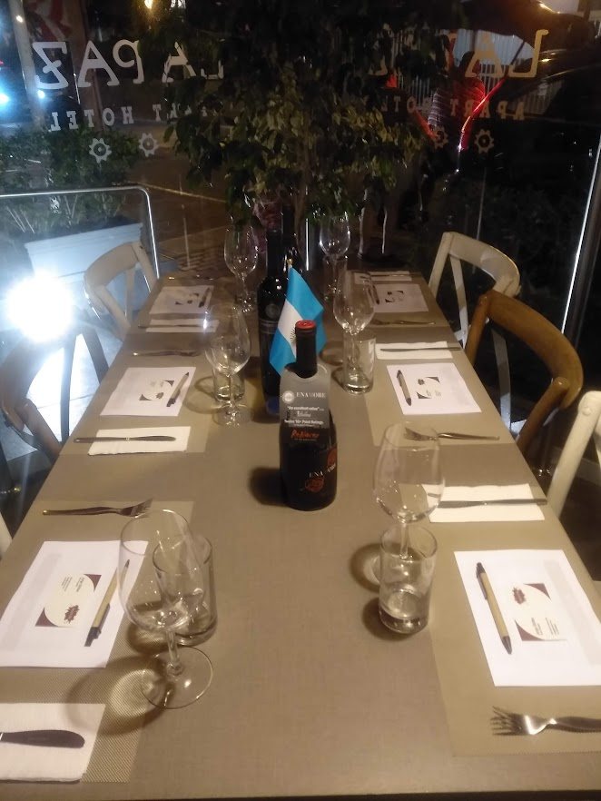 Mesa preparada para una degustación de Mostum